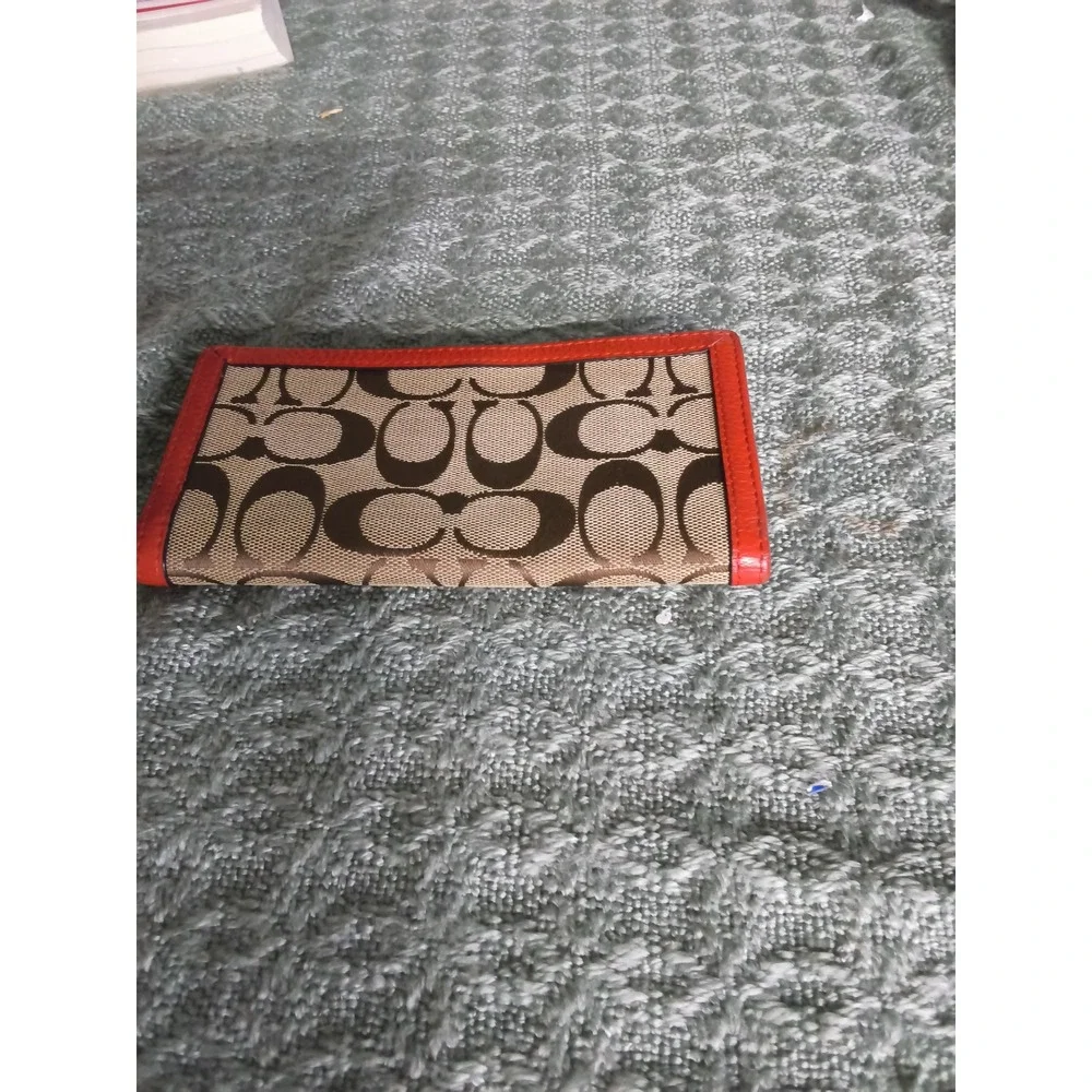 17.Coach Signature wallet